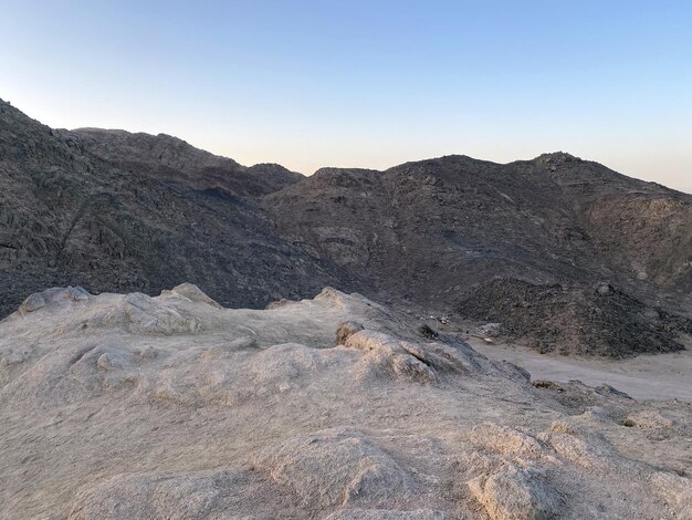 Bergen in de woestijn. Afgebeeld zijn rotsen in de woestijn, Egypte. Zonsondergang hemel.