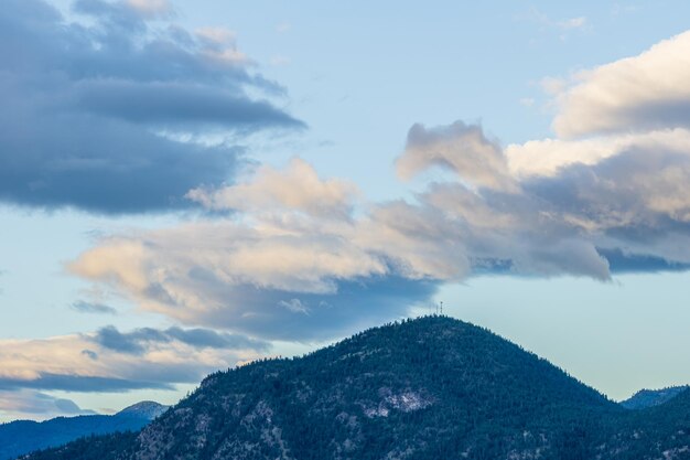 Bergen in Okanagan-vallei en blauwe lucht met wolken