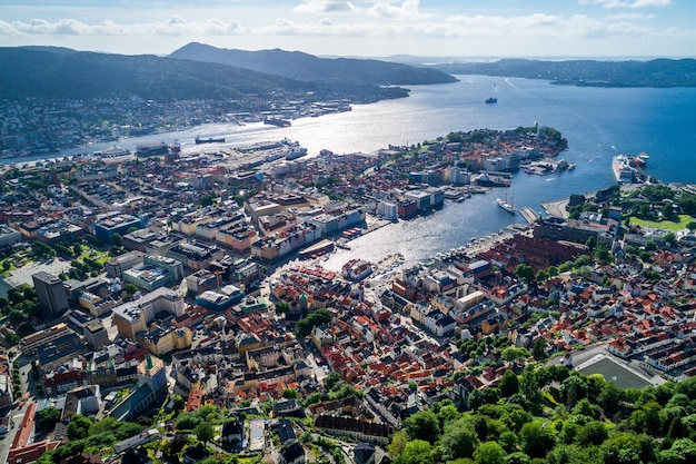 베르겐(Bergen)은 노르웨이 서해안의 호르달란드(Hordaland)에 있는 도시이자 시정촌입니다. 베르겐은 노르웨이에서 두 번째로 큰 도시입니다. 새 비행 높이에서 보기입니다. 공중 FPV 드론 비행.