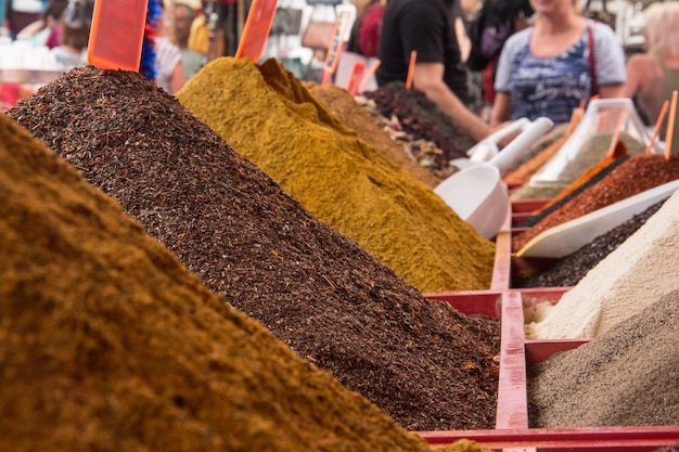 Bergen kruiden op de markt Oosterse kruiden om te koken Verkoop van kruiden op de markt