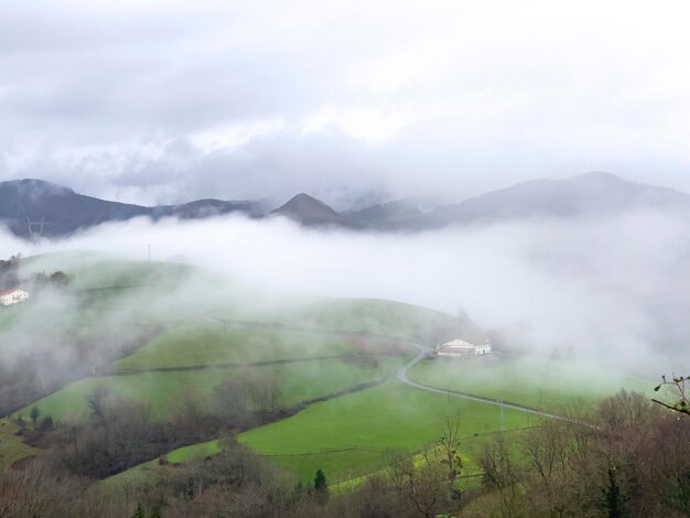 Foto bergen met lage wolken in baskenland spanje
