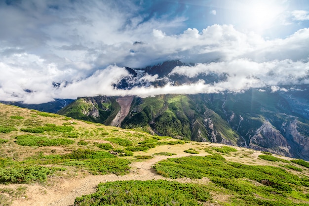 Bergen met wolken op Annapurna-gebied