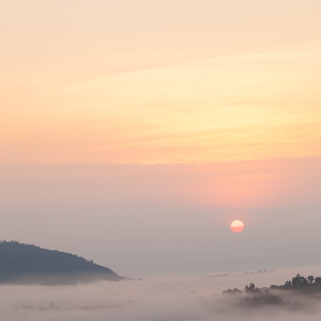 bergen met zonsopgang en mist