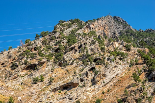 Bergen rond het meer in de regio Green Canyon Antalya in Turkije op een zonnige zomerdag