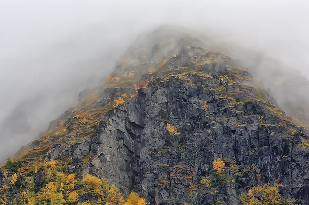 Bergen rotsen stenen mist landschap, achtergrond minimalisme