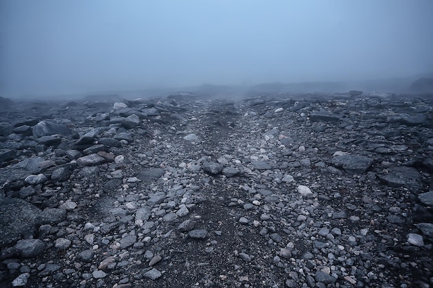 bergen rotsen stenen mist landschap, achtergrond minimalisme