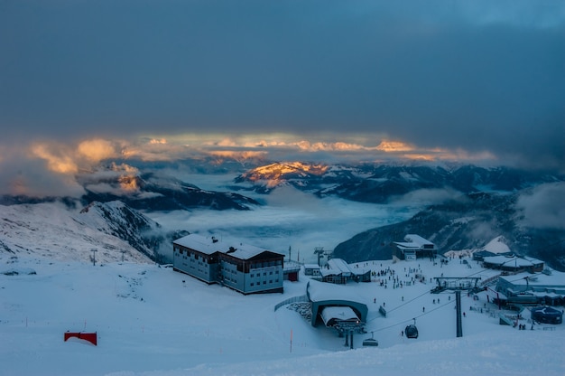 Bergen skigebied Kaprun Oostenrijk - natuur en sport achtergrond.