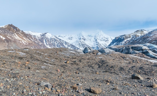 Bergen, valleien en vulkaan rond de ingang van de ijsgrot, een zeer beroemde bezienswaardigheid in reizen in IJsland
