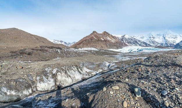 Bergen, valleien en vulkaan rond de ingang van de ijsgrot, een zeer beroemde bezienswaardigheid in reizen in ijsland