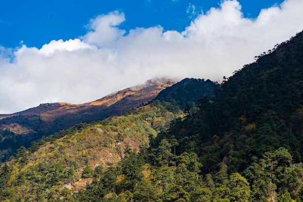 Bergend Himalaya landschap op weg naar Kanchenjunga Base Camp in Taplejung Nepal