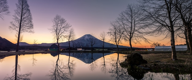 Bergfuji van fumotopara tijdens schemertijd, Japan