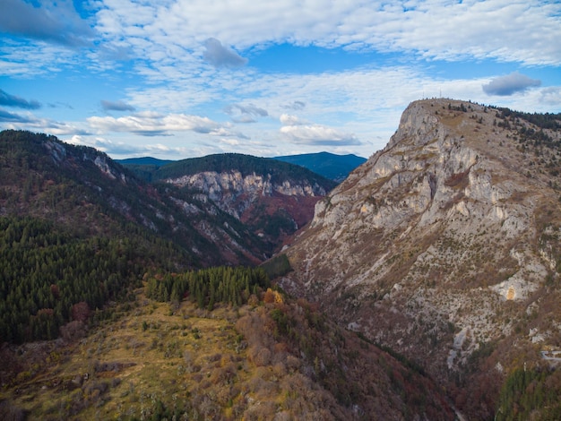 Berggezichtspunt Eagle eye Orlovo Oko in Rodopegebergte in Bulgarije luchtfoto