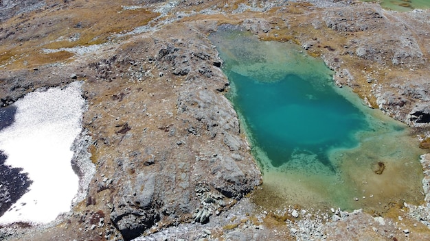 Berggletsjermeer Pittoreske verborgen locatie in de bergen Vakantie in buitenstijl Avontuurlijke reizen in de natuur geen mensen Bergvallei landschap luchtfoto stock foto