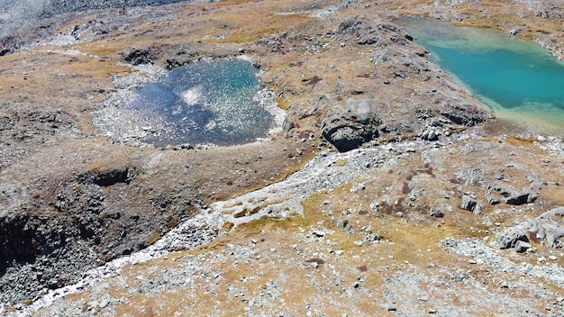 Berggletsjermeer pittoreske verborgen locatie in de bergen vakantie in buitenstijl avontuurlijke reizen in de natuur geen mensen bergvallei landschap luchtfoto stock foto