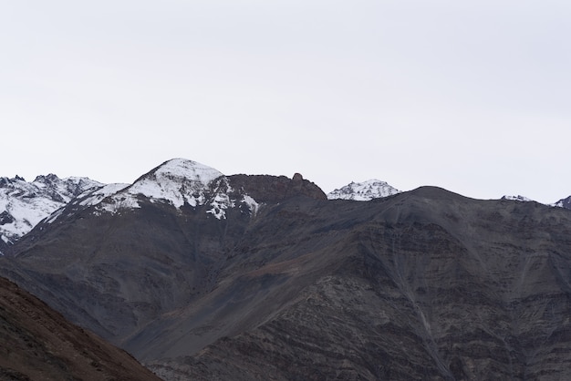 Bergheuvel met bewolkte dag in leh ladakh