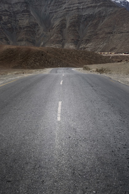 Bergheuvel met bewolkte dag in Leh ladakh