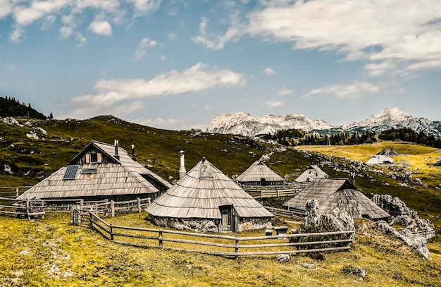 Berghut hut of huis op heuvel Velika Planina alpenweidelandschap Eco-landbouw Reisbestemming voor gezinswandelingen Kamnik Alpen Slovenië Groot plateau