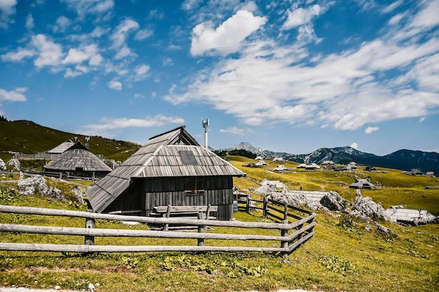 Berghut hut of huis op heuvel Velika Planina alpenweidelandschap Eco-landbouw Reisbestemming voor gezinswandelingen Kamnik Alpen Slovenië Groot plateau