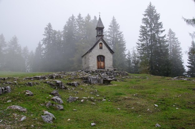 Foto bergkapel omringd door stof