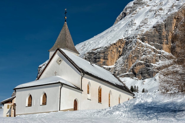 bergkerk in de winter op zonnige dag