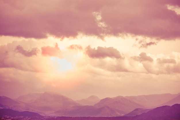 Bergketen aan de horizon Prachtig berglandschap in de avond Natuur van Lofoten Noorwegen