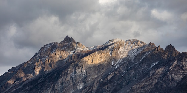 Bergketen bewolkte hemel panorama