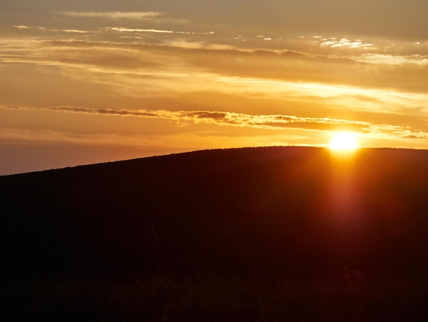 Bergketen bij zonsondergang