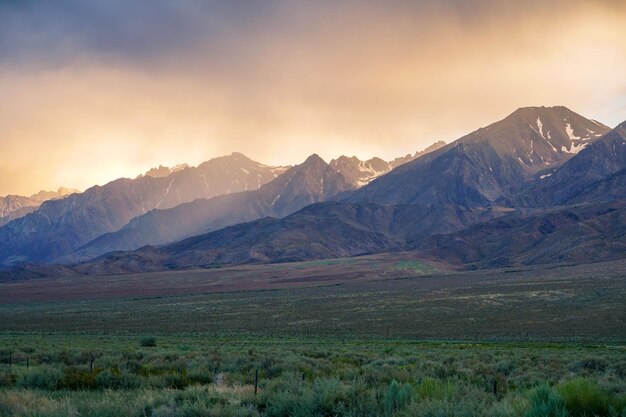 Bergketen met bewolkte kleurrijke zonsondergang Oostelijke Sierra Nevada Mountains Californië