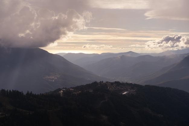 Bergketen met zichtbare silhouetten door de ochtend kleurrijke mist