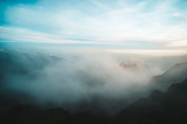 Bergketen met zichtbare silhouetten door ochtendmist Prachtig berglandschap van bovenaf