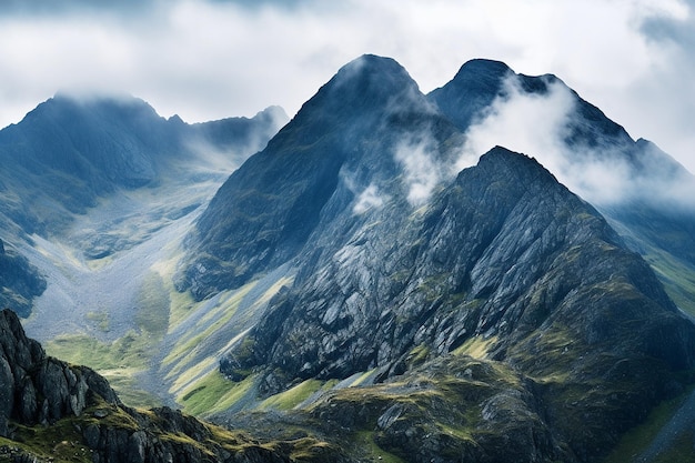 Bergketens met lagen mist of wolken die diepte creëren