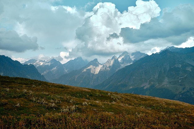 Foto bergketens op een zonnige dag bij georgia sky met wolken en heuvels