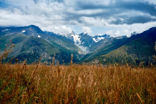 Bergketens op een zonnige dag bij Georgia Sky met wolken en heuvels