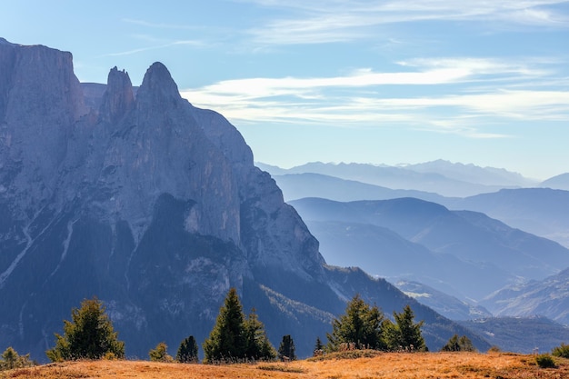 Bergketens van Seiser Alm en de berg Punta Euringer bedekt met ochtendnevel