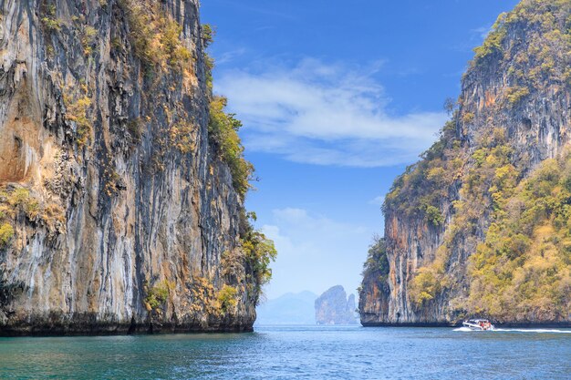 Bergklifmuur en kanaal op het eiland Pak Ka in de Andamanzee Krabi Thailand