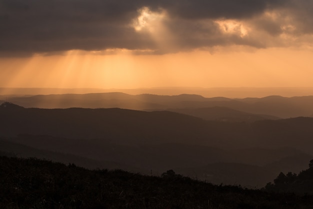 Berglagen in de zonsondergang