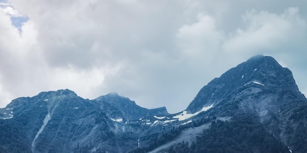 Foto berglandschap besneeuwde piek mist en luchtperspectief