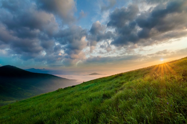 Berglandschap bij mooi weer bij zonsopgang.