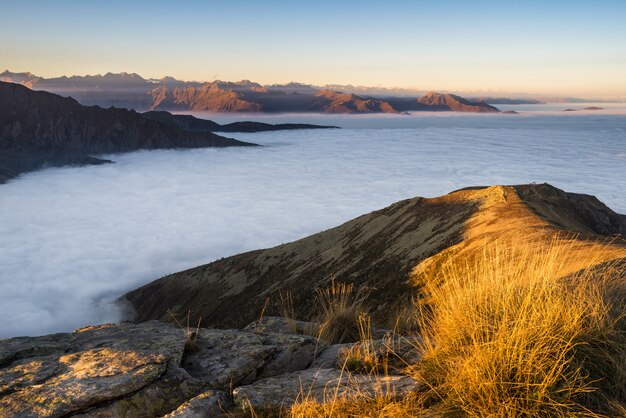 Foto berglandschap bij zonsondergang, de alpen