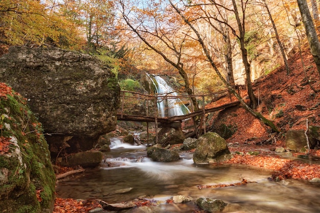 Berglandschap en kleine waterval in Rusland