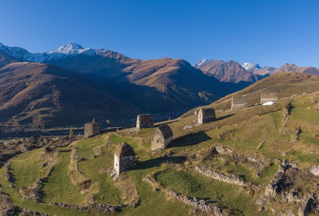 Berglandschap en middeleeuwse architectuur van Noord-Ossetië