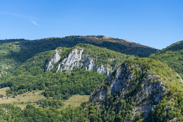 Berglandschap in de bergen van Trascau, Roemenië, luchtfoto