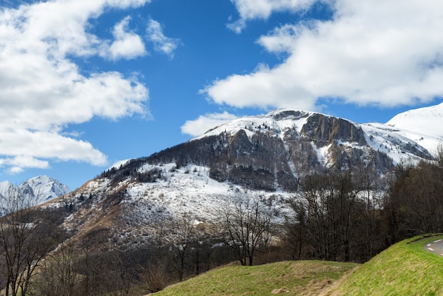 Berglandschap in de franse pyreneeën in de lente