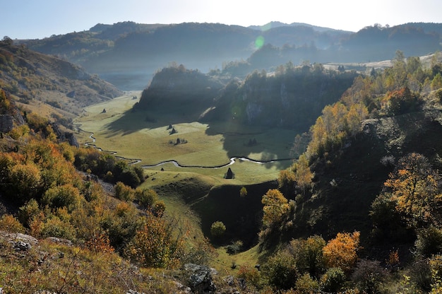 Berglandschap in de herfst met kleurrijke bossen