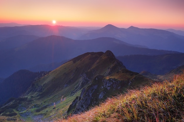 Berglandschap in de ochtend met de opkomende zon