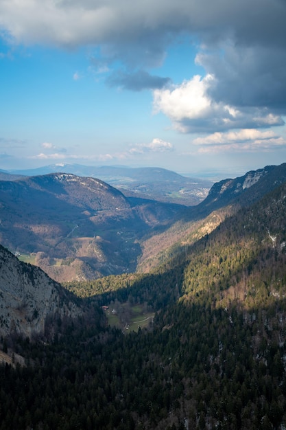 Berglandschap in zwitserland weergave richting vallei