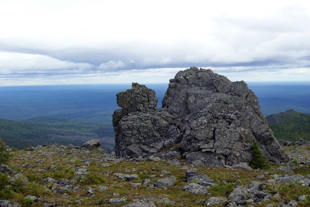 Berglandschap met een bizarre rots die op een sfinx lijkt, op de voorgrond