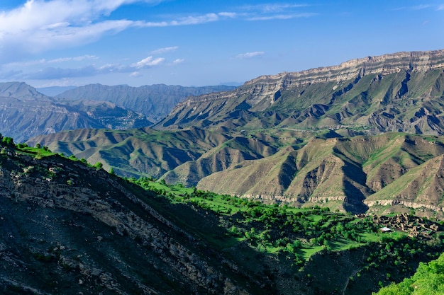 Berglandschap met een enorme geologische breuk een uitgestrekte vallei in dagestan, de dorpen chokh en gunib en de verlaten boerderij kurib zijn zichtbaar