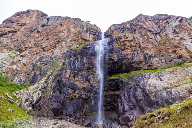 Berglandschap met een rivier en een waterval