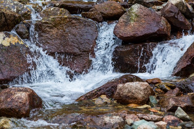 Berglandschap met een rivier en een waterval